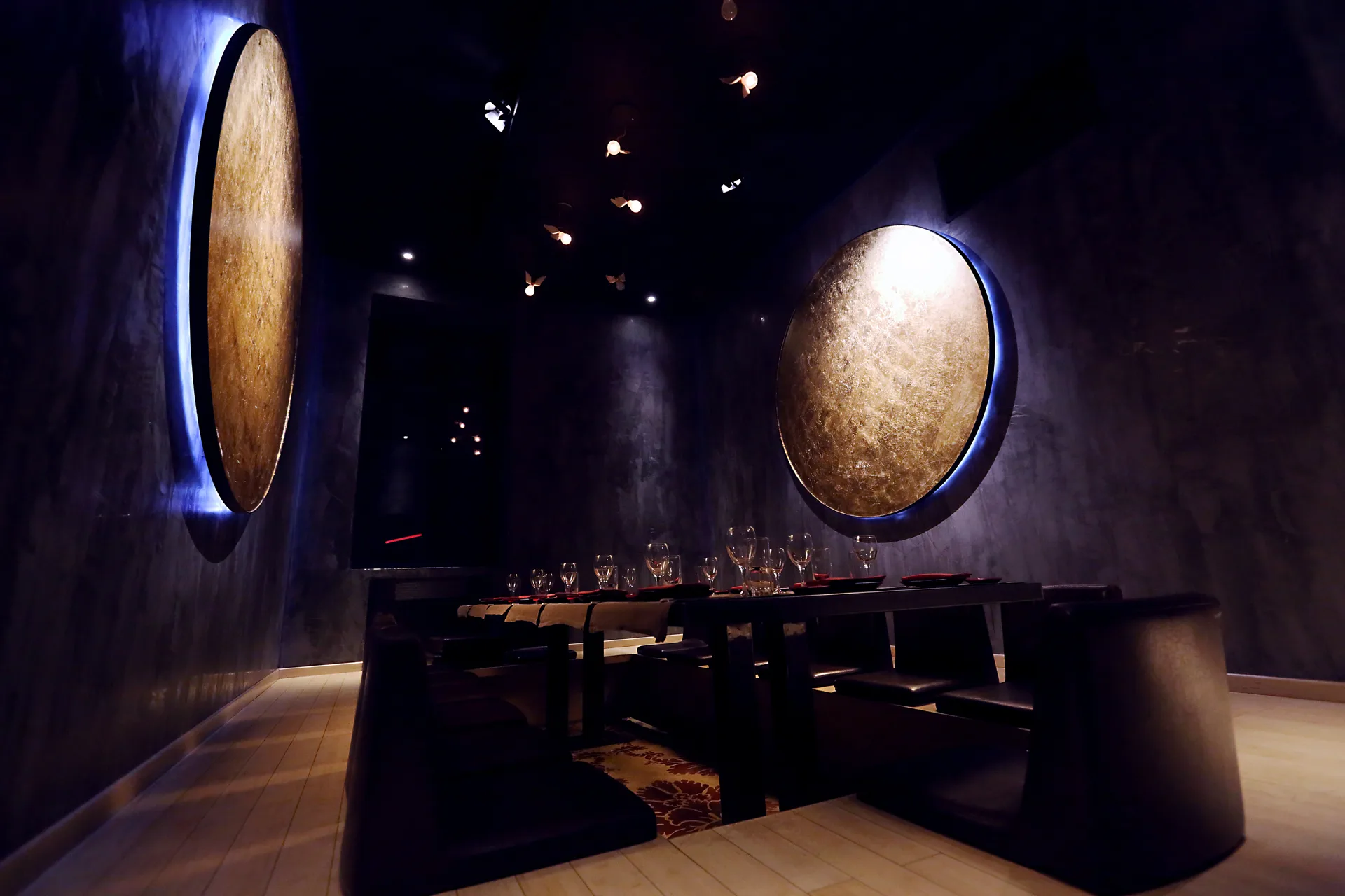 La sala di Kanji Lima, con pareti scure e grandi dettagli dorati