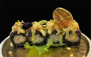 URAMAKI CRUNCHY SALMON